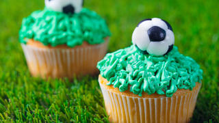 Das passende Essen für den Fußball-Geburtstag: Ball-und-Rasen-Muffins