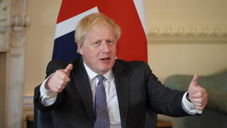 ARCHIV - 13.06.2022, Großbritannien, London: Boris Johnson, damaliger Premierminister von Großbritannien, gestikuliert vor seinem Gespräch mit Portugals Premierminister Costa in der 10 Downing Street. (zu dpa "Ex-Premier Johnson ruft Deutschland zur Panzerlieferung auf") Foto: Aaron Chown/PA Wire/dpa +++ dpa-Bildfunk +++