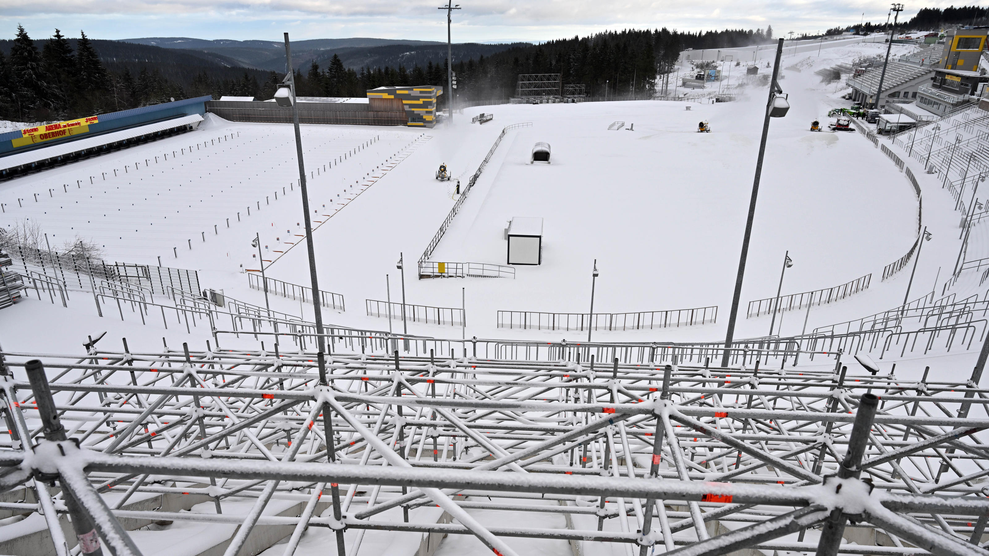 Gute Bedingungen in Oberhof: Die Arena am Rennsteig zeigt sich bereits im winterlichen Weiß.