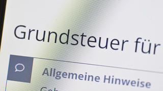ARCHIV - 13.09.2022, Baden-Württemberg, Stuttgart: Das Wort Grundsteuer erscheint auf einem Computerbildschirm auf der Seite des Online-Steuerportals Elster. Bei den Finanzämtern in Bransdenburg sind bisher knapp 805 000 Erklrärungen eingegangen. (zu dpa «Erst Zweidrittel der Brandenburger Grundsteuererklärungen eingereicht») Foto: Bernd Weißbrod/dpa +++ dpa-Bildfunk +++