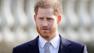 ARCHIV - 16.01.2020, Großbritannien, London: Prinz Harry, Herzog von Sussex und Schirmherr der Rugby Football League, steht während der Auslosung der Rugby League Weltmeisterschaft 2021 in den Gärten des Buckingham Palace. (zu dpa "Bericht: Royals bei Trauerfeier ohne Militäruniform - wegen Harry") Foto: Kirsty Wigglesworth/AP/dpa +++ dpa-Bildfunk +++