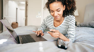 Frau benutzt Cashback-Kreditkarte