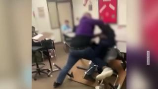 Ein Video, das den Angriff eines Lehrers auf seinen Schüler zeigt geht in den sozialen Medien viral.