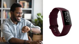 Mann trägt stolz seine Fitbit am Arm