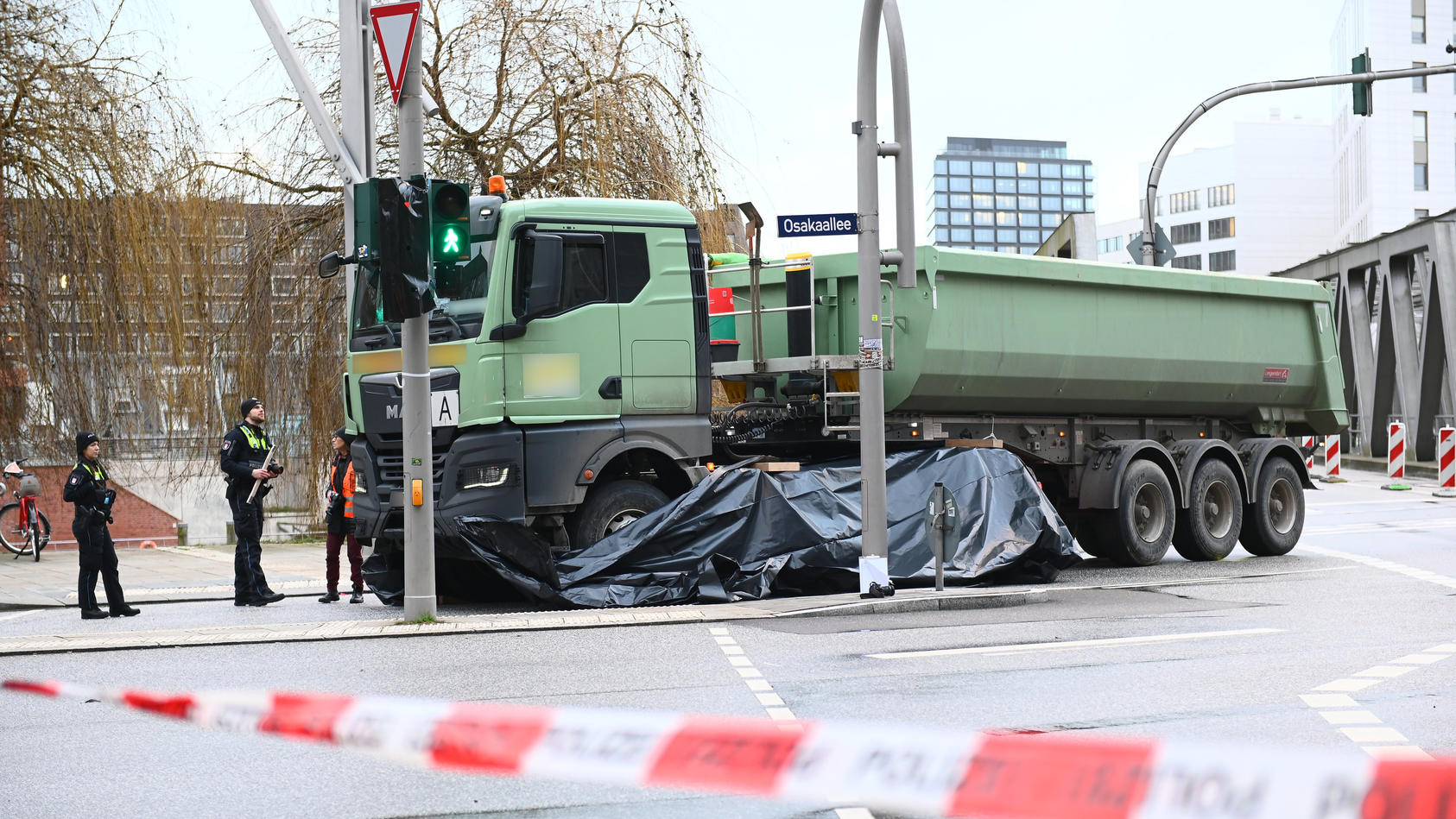 Bei einem Unfall in der Hamburger Hafencity ist am Montag eine Radfahrerin tödlich verletzt worden.