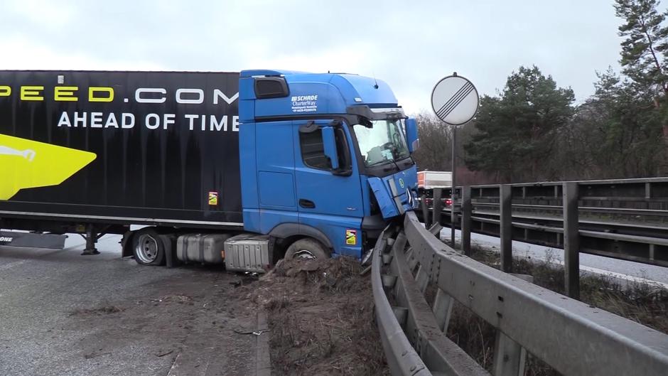 Stillstand Auf A7 Bei Hamburg-Heimfeld: Lkw Reißt Leitplanke über Die ...