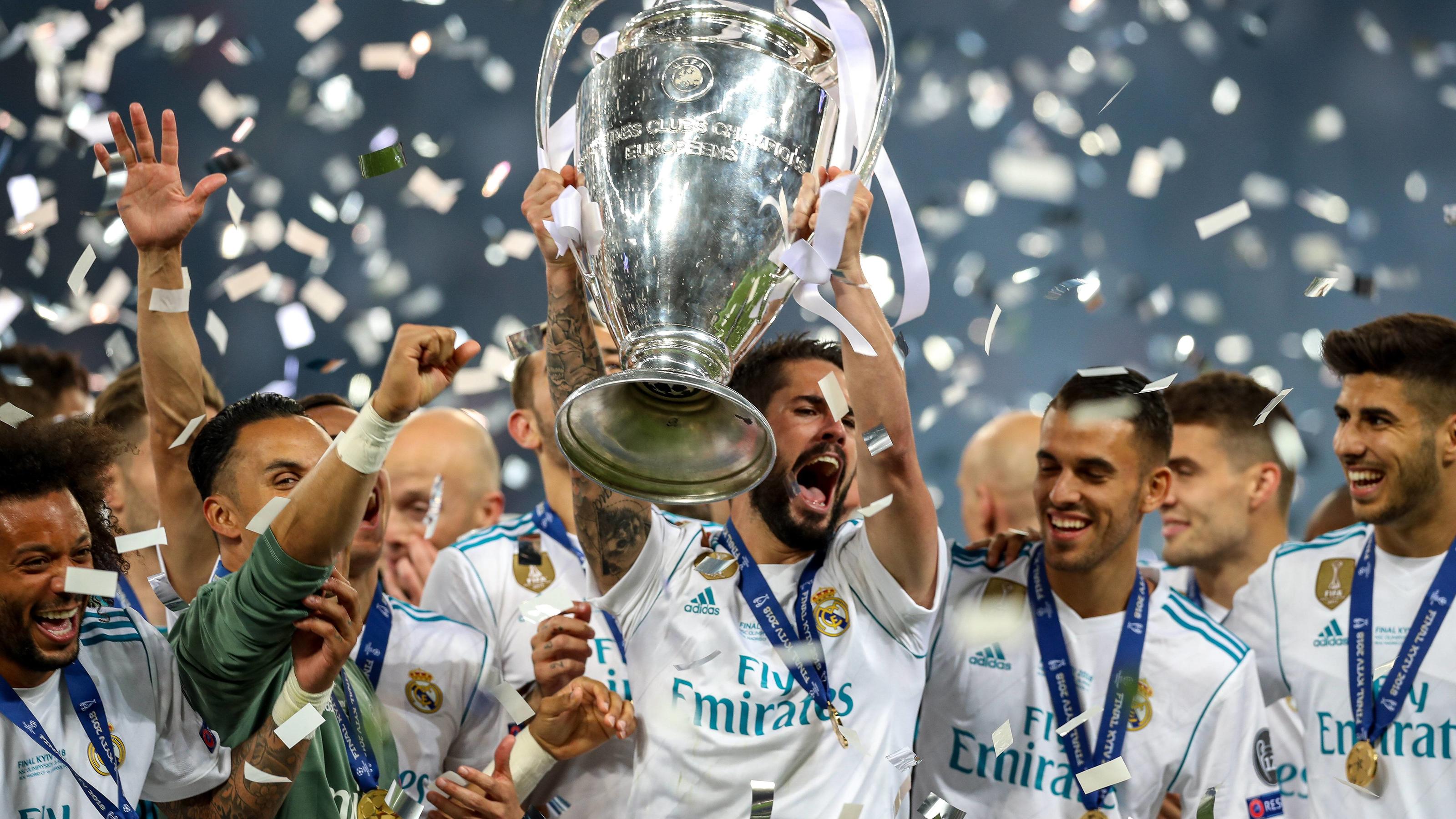 26th May 2018, Kiev Olympic Stadium, Kiev, Ukraine; UEFA Champions League Final, Real Madrid versus Liverpool; Isco of Real Madrid and his team mates celebrate lifting the trophy PUBLICATIONxINxGERxSUIxAUTxHUNxSWExNORxDENxFINxONLY ActionPlus12029477 