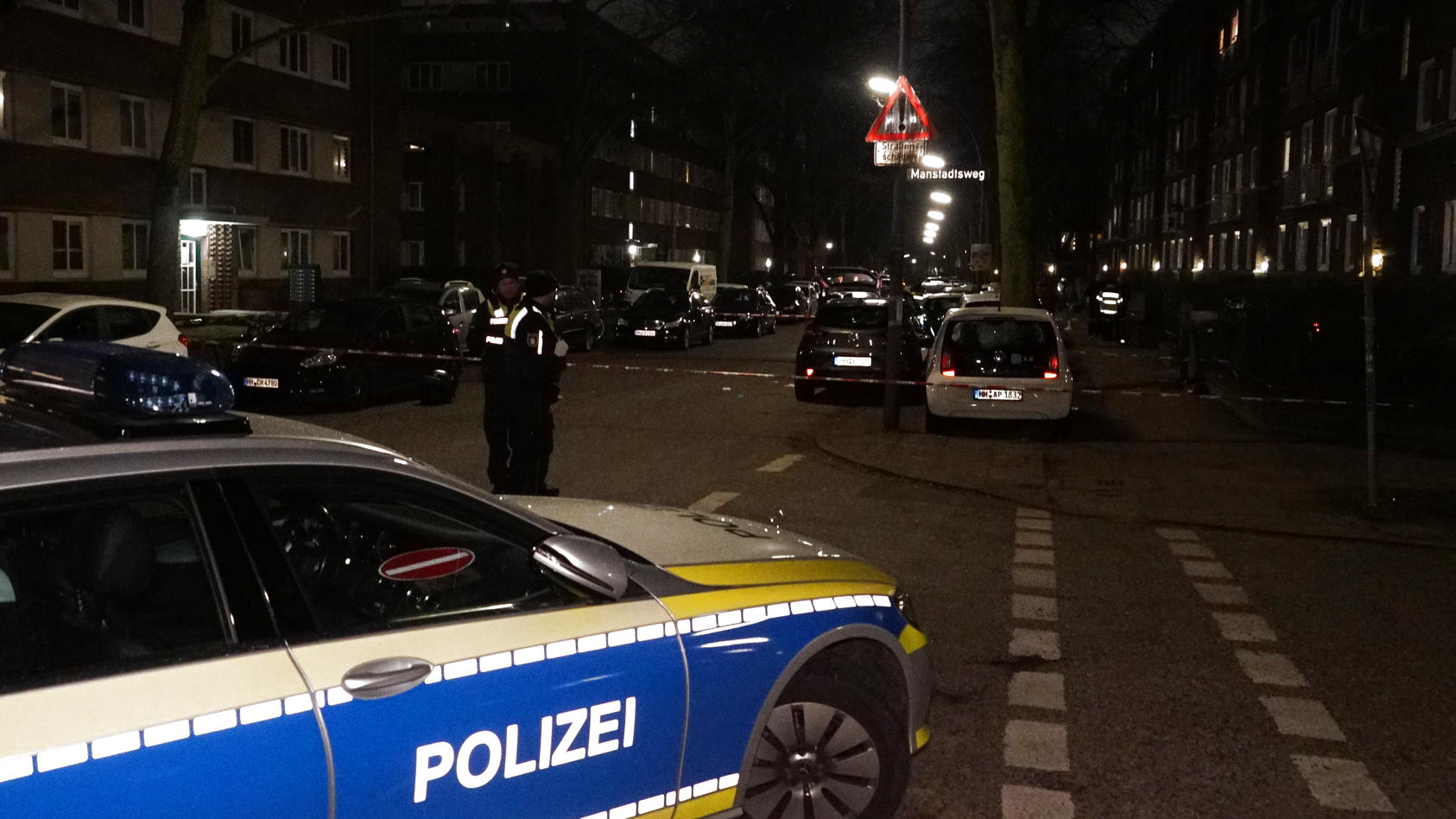Am Samstag wurde eine Frau auf offener Straße in Hamburg-Barmbek niedergestochen. Nach dem Täter wird noch gesucht.