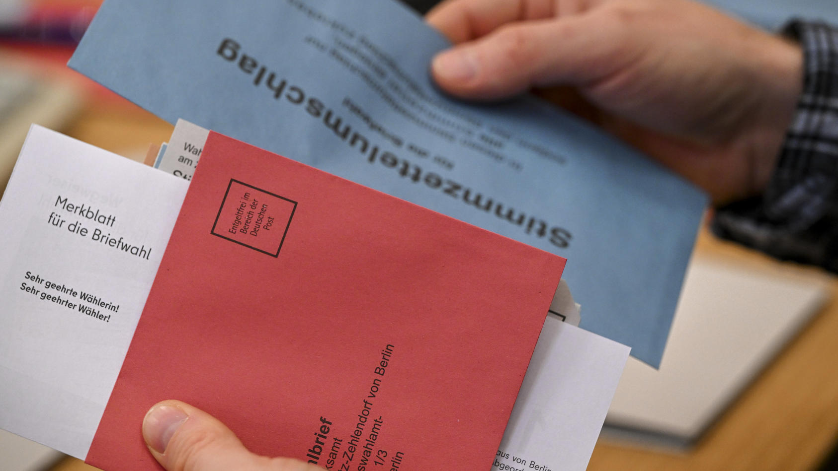 ARCHIV - 04.01.2023, Berlin: Eine Person hält Wahlunterlagen zur Briefwahl für die Wiederholungswahlen in Berlin in der Hand. Das Bundesverfassungsgericht veröffentlicht morgen seine dringend erwartete Eilentscheidung zur Berliner Abgeordnetenhaus-Wa