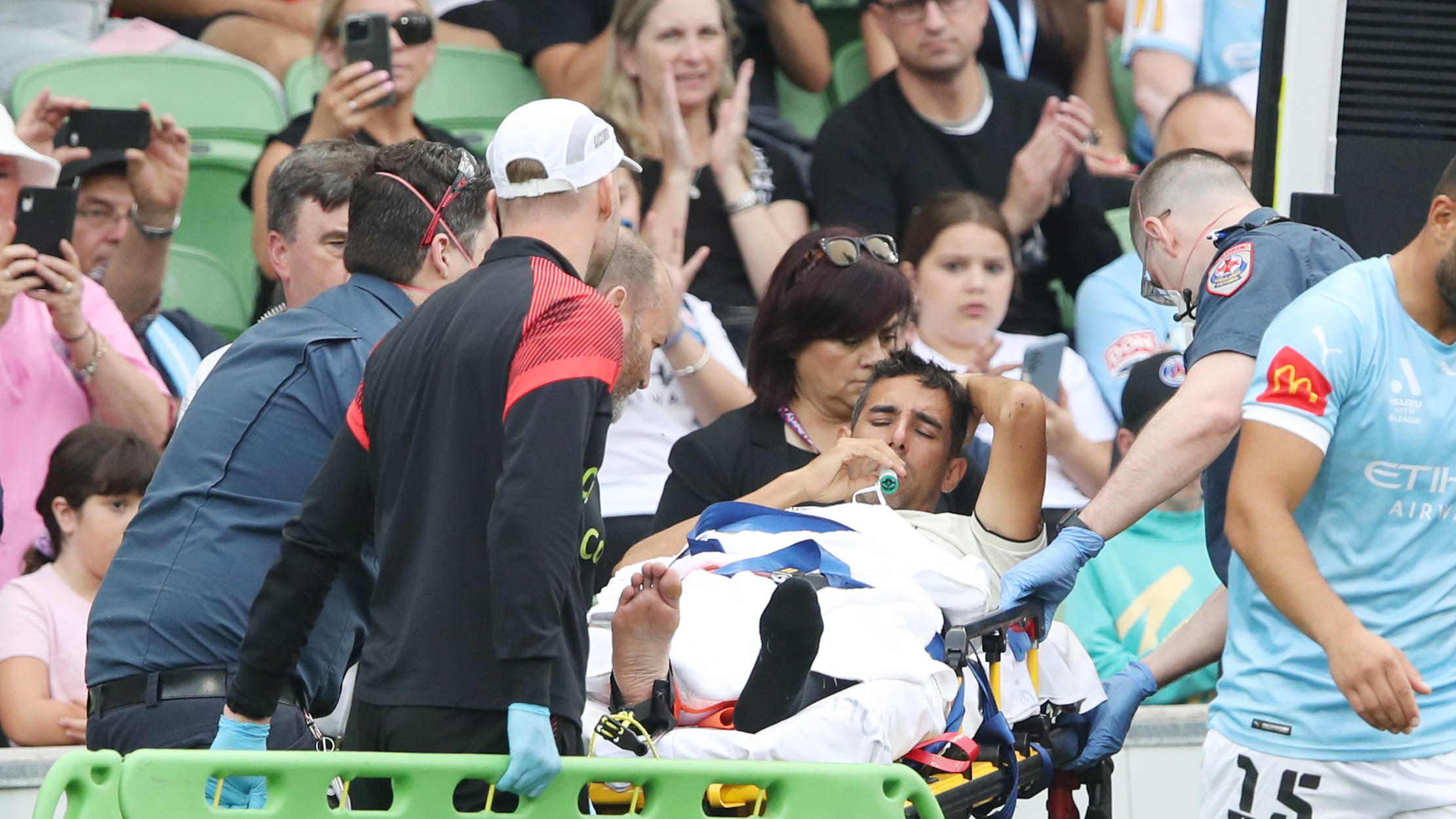 Adelaide-Spieler Juande wird nach seiner schweren Verletzung zum Krankenwagen gebracht.