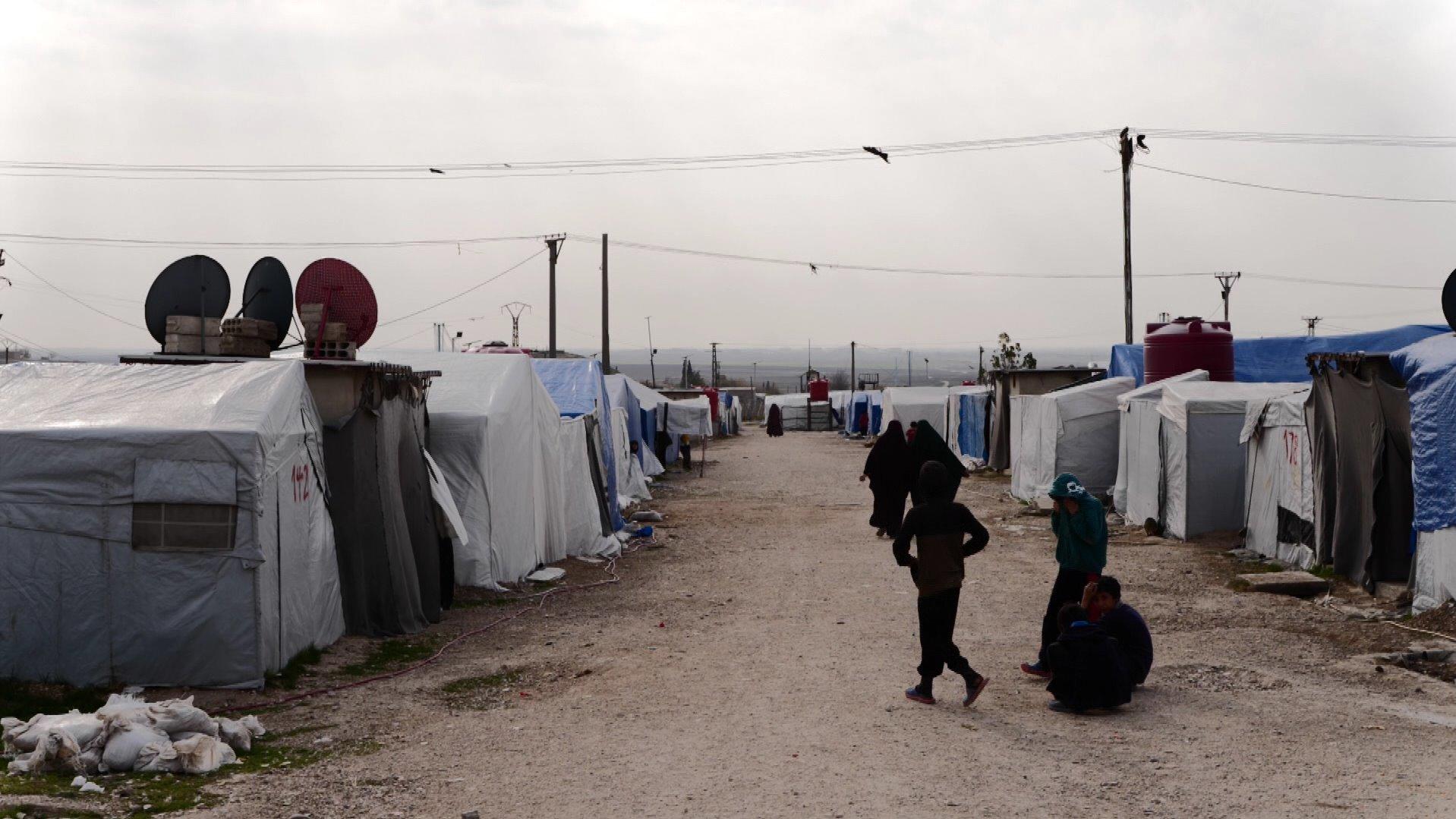 Im Roj-Camp im Norden des Landes - ebenfalls unter kurdischer Kontrolle - reiht sich Zelt an Zelt. Über die Straße laufen vollverschleierte Frauen mit kleinen Kindern an der Hand.  Die Kinder sind die größten Opfer der Situation.
