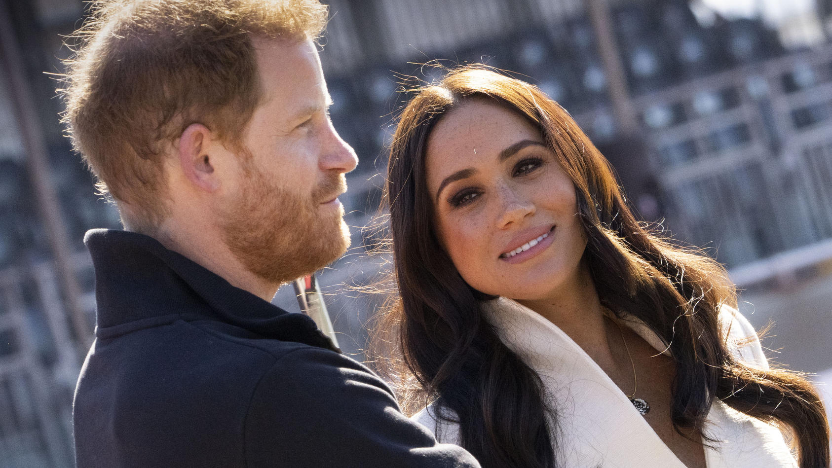 ARCHIV - 17.04.2022, Niederlande, Den Haag: Prinz Harry, Herzog von Sussex, und Meghan, Herzogin von Sussex, nehmen an den Leichtathletikwettbewerben der Invictus Games 2022 im Zuiderpark teil (zu dpa: «Prinz Harry wünscht sich Entschuldigung der Roy