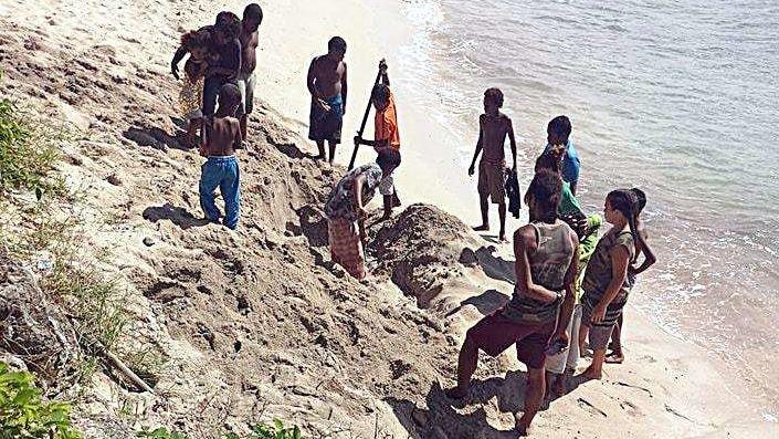 Nachdem Kinder die menschlichen Überreste gefunden hatten, suchten Einheimische den Strand ab.