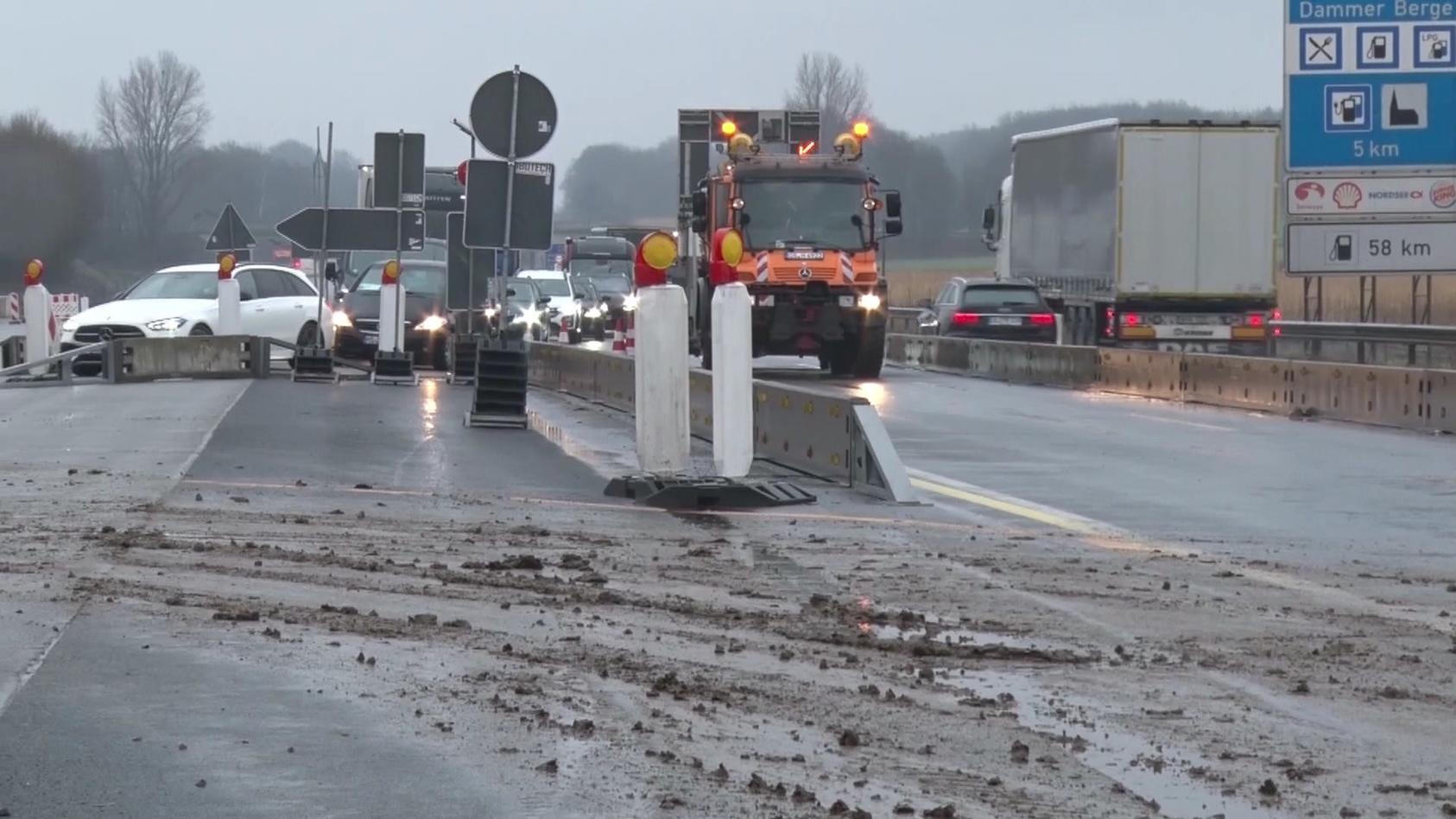 Eine stinkig-schmierige Angelegenheit fand heute Mittag vor, wer auf der A1 bei Neuenkirchen-Vörden unterwegs war.