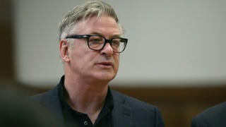 ARCHIV - 23.01.2019, USA, New York: US-Schauspieler Alec Baldwin steht während eines Gerichtstermins in einem Gerichtssaal. Die Staatsanwaltschaft im US-Staat New Mexico hat gegen den Schauspieler Alec Baldwin (64) nach einem tödlichen Schuss auf eine Kamerafrau bei einem Western-Filmdreh Anklage erhoben. Auch die Waffenmeisterin Hannah Gutierrez-Reed muss sich vor Gericht verantworten. Beide sind wegen fahrlässiger Tötung angeklagt. (zu dpa «Alec Baldwin nach Todesschuss bei Western-Dreh angeklagt») Foto: Alec Tabak/Pool The Daily News/AP/dpa +++ dpa-Bildfunk +++