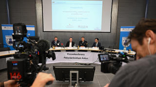01.02.2023, Baden-Württemberg, Schwäbisch Hall: L-r: Kriminaloberrat Jörg Meinhardt, Oberstaatsanwalt Harald Lustig, Polizeipräsident von Aalen Reiner Möller und Kriminaldirektor Jan-Dominik Bronn geben eine Pressekonferenz zu den Ermittlungen der Soko Höhe, nachdem die Polizei einen mutmaßlichen Verdächtigen gefasst hat im Zusammenhang mit dem gewaltsamen Tod mehrerer Seniorinnen in der Region Schwäbisch Hall. Foto: Marijan Murat/dpa +++ dpa-Bildfunk +++