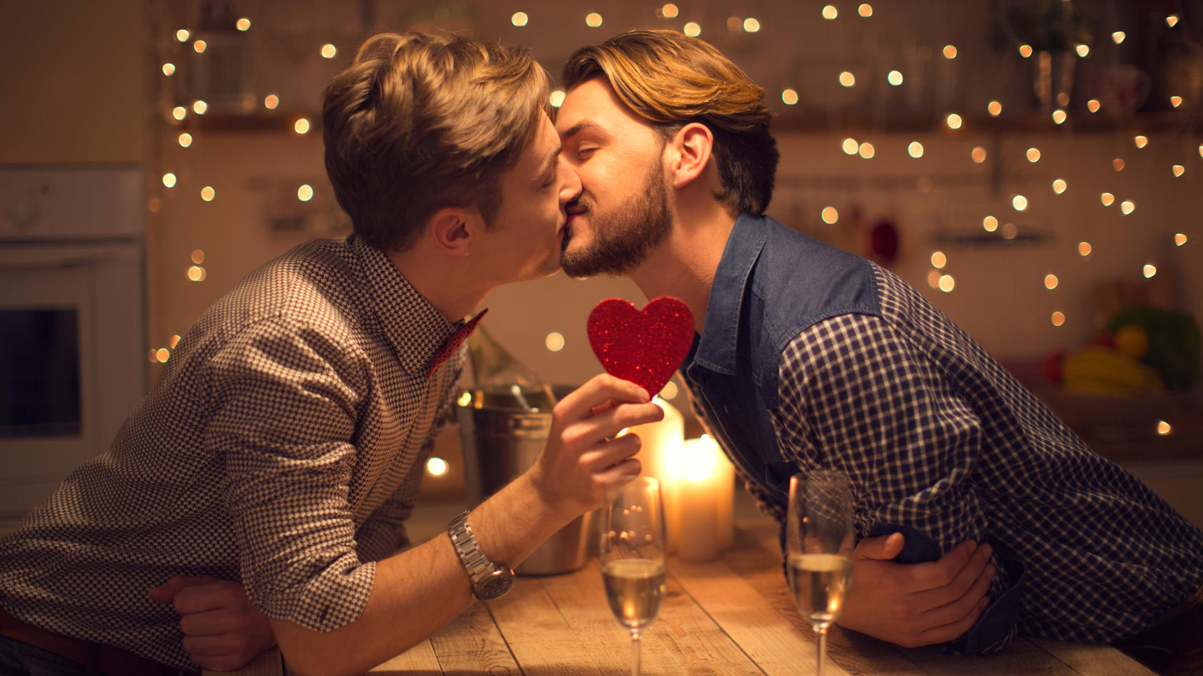 Ein schwules Paar küsst sich am Valentinstag auf einem Date.