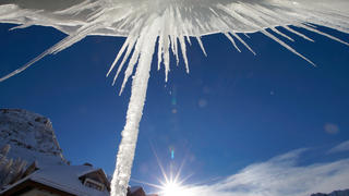 Kälteeinbruch, Dauerfrost, Kaltlufteinbruch, Eiszapfen, Eis, eisig, eisige, bizarre Eisformen, klirrend, klirrende, bittere Kälte, Kaelte, Eiseskälte, scharf, scharfe, streng, strenge, extrem, extreme, Kältephase, Eistage, Eisstarre, Eisfläche, polare Kaltluft, Luft, frostig, Frostwetter, markant, massiv, massive, Winter, Wetter, Klima, Winterwetter, kalt, kalter, minus, niedere Temperaturen, niedrige Außentemperatur, unter 0 Grad, null, tief, frieren, Frost, |