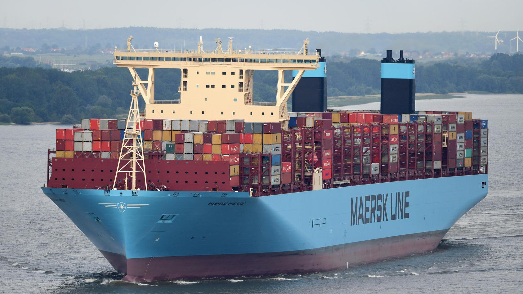 Wegen eines missglückten Wendemanövers lief das Containerschiff "Mumbai Maersk" bei Wangerooge auf Grund. 