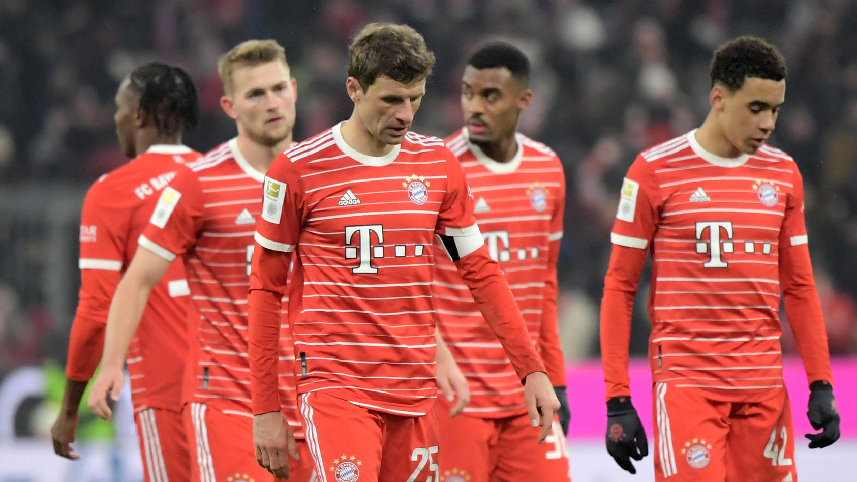 28.01.2023, zemz, Fussball 1.Bundesliga, FC Bayern Muenchen - Eintracht Frankfurt emspor, v.l. Matthijs de Ligt FC Bayern Muenchen Thomas Mueller FC Bayern Muenchen Ryan Gravenberch FC Bayern Muenchen Jamal Musiala FC Bayern Muenchen enttaeuscht nach