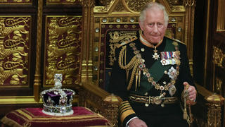 ARCHIV - 10.05.2022, Großbritannien, London: Der damalige Prinz Charles sitzt neben der Krone der Königin während der Eröffnung des Parlaments in Westminster. Der Palast gab in der Nacht zum 22.01.2022 Details zum langen Krönungswochenende vom 6. bis 8. Mai bekannt. (zu dpa "Mega-Konzert und «Big Lunch»: Details zur Krönung von König Charles") Foto: Alastair Grant/AP POOL/dpa +++ dpa-Bildfunk +++