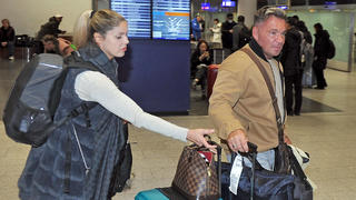 Yvonne Woelke und Peter Klein bei der Ankunft der Dschungelcamp-Promis am Frankfurter Flughafen