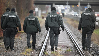 02.02.2023, Baden-Württemberg, Dettingen unter Teck: Polizeibeamte nehmen an einem Sucheinsatz an einer Bahnstrecke teil. Ermittler haben die Suche nach einer vermissten 16-Jährigen aus Remshalden (Rems-Murr-Kreis) fortgesetzt. Foto: Marijan Murat/dpa +++ dpa-Bildfunk +++