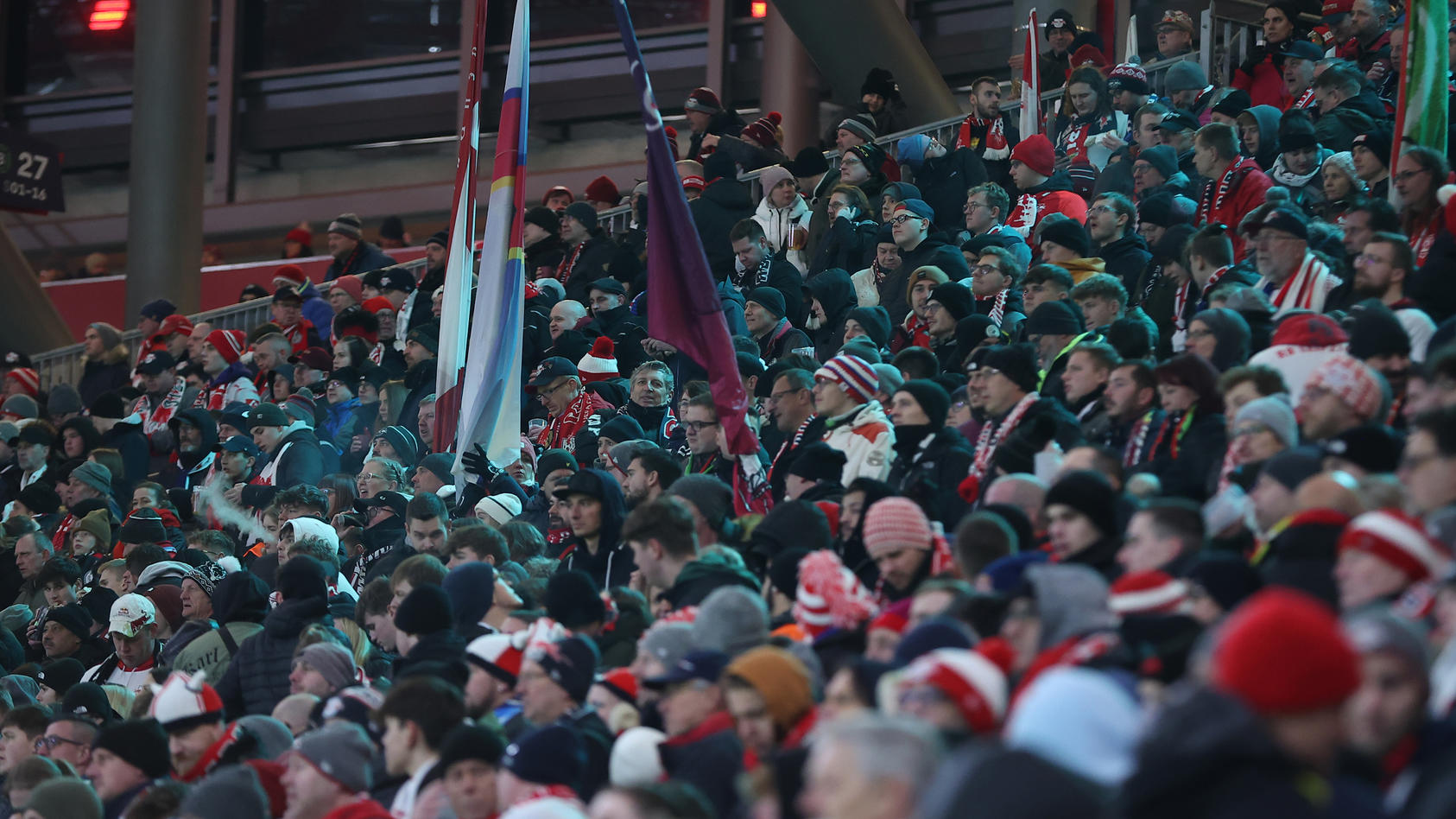Beim DFB-Pokalspiel zwischen RB Leipzig und der TSG Hoffenheim hat es vor dem Stadion einen medizinischen Notfall gegeben. Die große Mehrheit der Zuschauer stellte aufgrund des Vorfalls die Unterstützung ein.