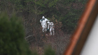 02.02.2023, Baden-Württemberg, Lenningen: Polizeibeamte stehen in einem Waldstück.  Bei der Suche nach einem vermissten 16-jährigen Mädchen aus Remshalden bei Stuttgart haben die Ermittler eine Leiche gefunden. Foto: Marijan Murat/dpa +++ dpa-Bildfunk +++