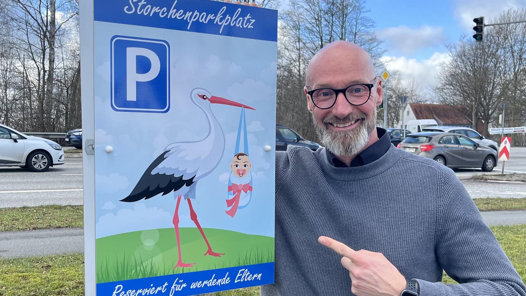 Marktleiter Stefan Lehrke mit dem von ihm aufgestellten Schild "Storchenparkplatz". (Quelle: privat)