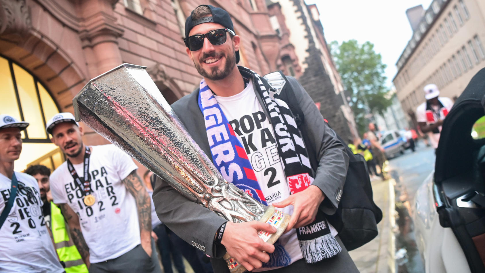 ARCHIV - 19.05.2022, Hessen, Frankfurt/Main: Europa League, nach dem Finalsieg von Eintracht Frankfurt gegen die Glasgow Rangers in Sevilla. Frankfurts Torwart Kevin Trapp kommt mit dem Pokal zur Siegerfeier auf dem Römerberg. Der Nationalkeeper hat 
