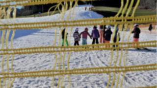 In der beliebten Wintersport-Region Lech am Alberg (Österreich) soll ein dreijähriger Junge missbraucht worden sein - ausgerechnet von einem Ski-Lehrer. (Symbolbild)
