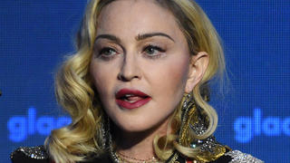 ARCHIV - 05.05.2019, USA, New York: Madonna, US-amerikanische Sängerin, nimmt den «Advocate for Change-Award» bei den 30. jährlichen GLAAD Media Awards entgegen. (zu dpa: «Madonna kündigt Zusatzkonzerte an») Foto: Evan Agostini/Invision/AP/dpa +++ dpa-Bildfunk +++