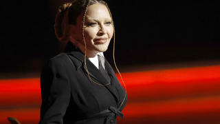 Wer ist diese Frau? Nach ihrem Auftritt bei den Grammys sorgte Madonnas "neues" Gesicht für Gesprächsstoff im Netz.