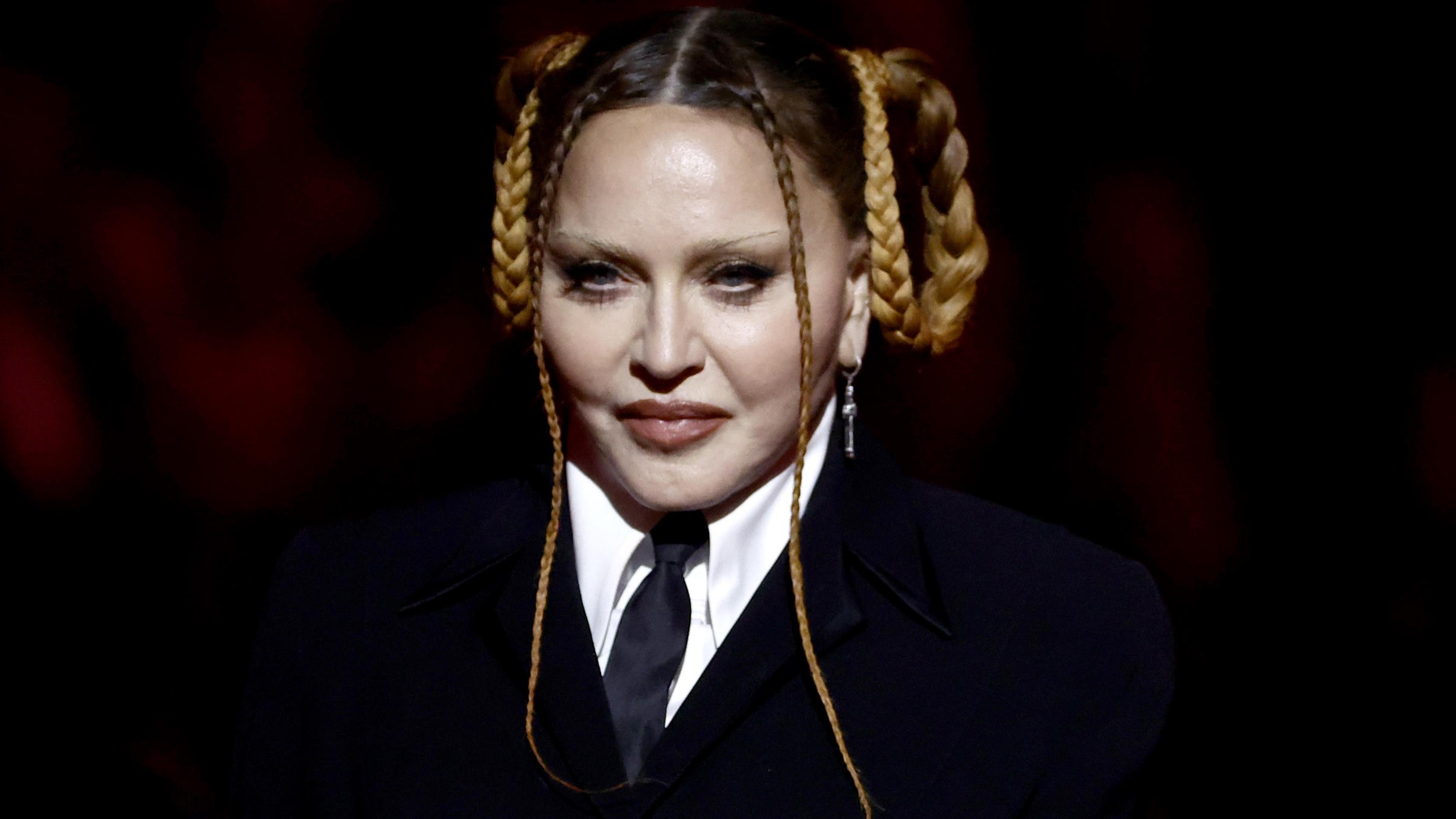 Madonna zeigte sich bei ihrem Auftritt für ihre Verhältnisse extrem hochgeschlossen.