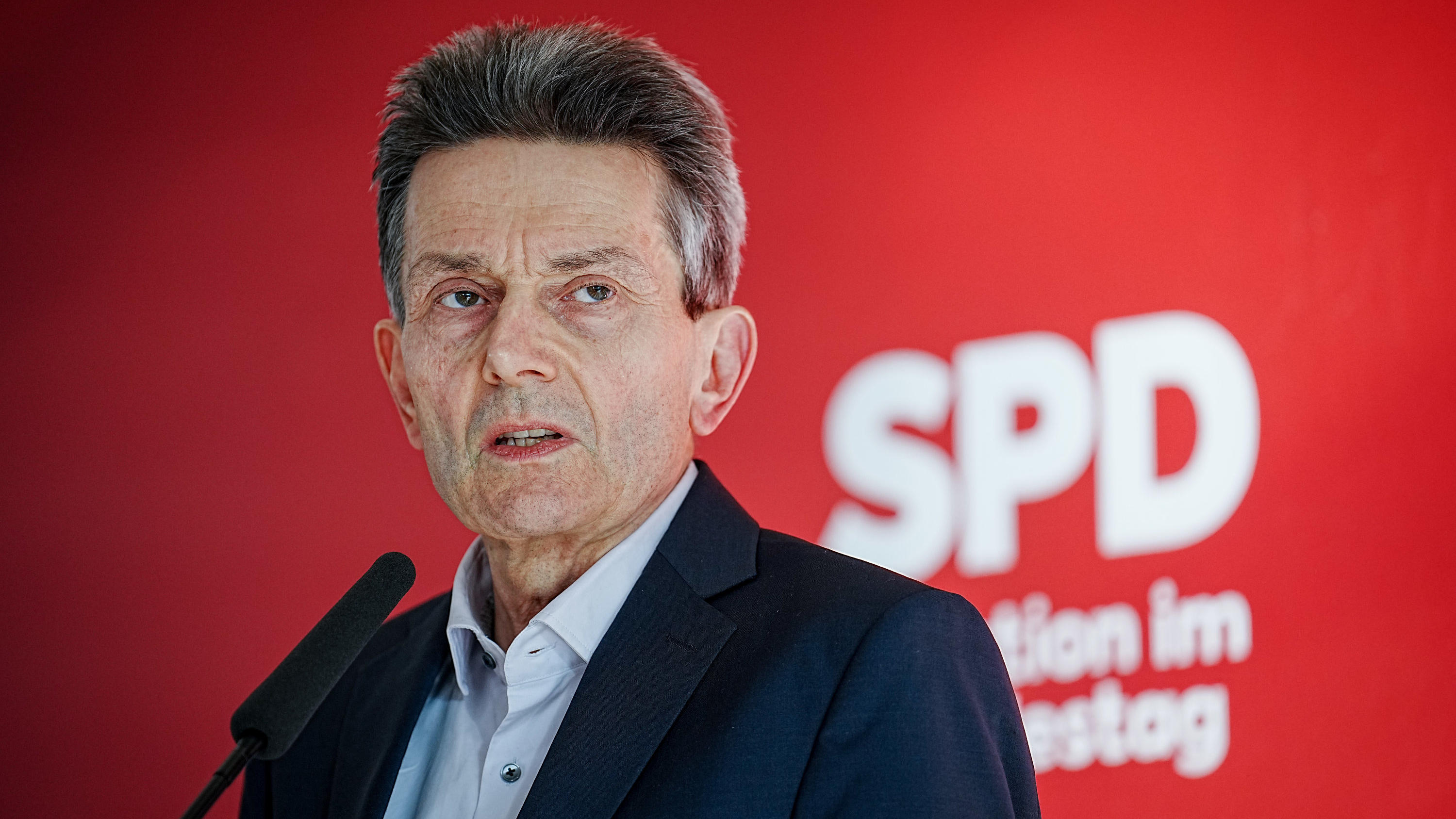 17.01.2023, Berlin: Rolf Mützenich, Vorsitzender der SPD-Bundestagsfraktion, gibt zu Beginn der Fraktionssitzung seiner Partei ein Pressestatement. Foto: Kay Nietfeld/dpa +++ dpa-Bildfunk +++