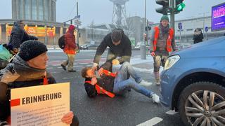 06.02.2023, Berlin: An der Autobahnausfahrt A100 und A115 haben sich gegen am Morgen mehrere Aktivisten der letzten Generation festgeklebt. Es kam zu mehreren Auseinandersetzungen mit Autofahrern. Die Straße wurde Stadt einwärts blockiert. Foto: Julius-Christian Schreiner/dpa +++ dpa-Bildfunk +++