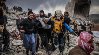 06.02.2023, Syrien, Harem: Zivilisten und Mitglieder des syrischen Zivilschutzes führen Such- und Rettungsmaßnahmesuchen in den Trümmern eines zerstörten Gebäudes durch. In der Türkei und in Syrien sind infolge der starken Erdbeben mindestens 2300 Menschen getötet worden. Foto: Anas Alkharboutli/dpa +++ dpa-Bildfunk +++