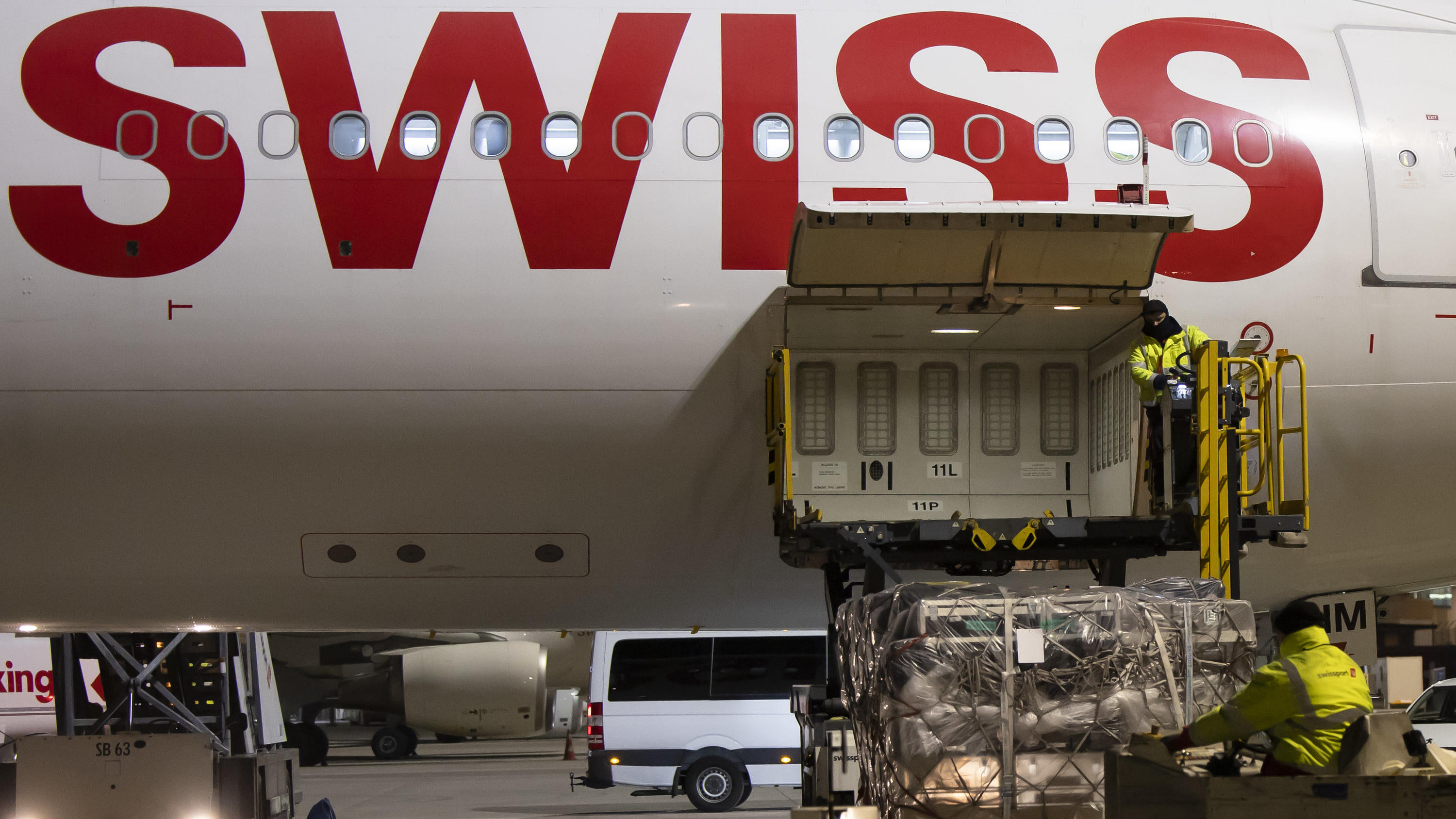 06.02.2023, Schweiz, Zürich: Arbeiter verladen Hilfsgüter der Humanitären Hilfe für die erdbebengeschädigte Türkei in ein Flugzeug am Flughafen Zürich. Nach der Erdbeben-Katastrophe in Syrien und der Türkei ist die Zahl der Todesopfer auf mehr als 30