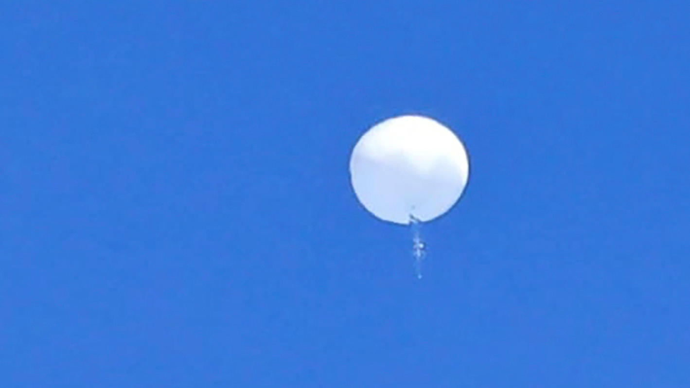 04.02.2023, USA, -: Auf diesem von Travis Huffstetler Photography zur Verfügung gestellten Bild schwebt ein großer Ballon über dem Atlantischen Ozean, direkt vor der Küste der Carolinas. Die riesige weiße Kugel, die diese Woche über den amerikanische