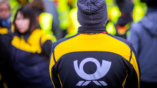 06.02.2023, Mecklenburg-Vorpommern, Rostock: Mitarbeiter der Post beteiligen sich an einer Protestkundgebung während des bundesweiten Warnstreiks bei der Deutschen Post. Im Tarifstreit bei der Deutschen Post hat die Gewerkschaft Verdi die Beschäftigten erneut bundesweit zu Warnstreiks aufgerufen. Foto: Jens Büttner/dpa +++ dpa-Bildfunk +++