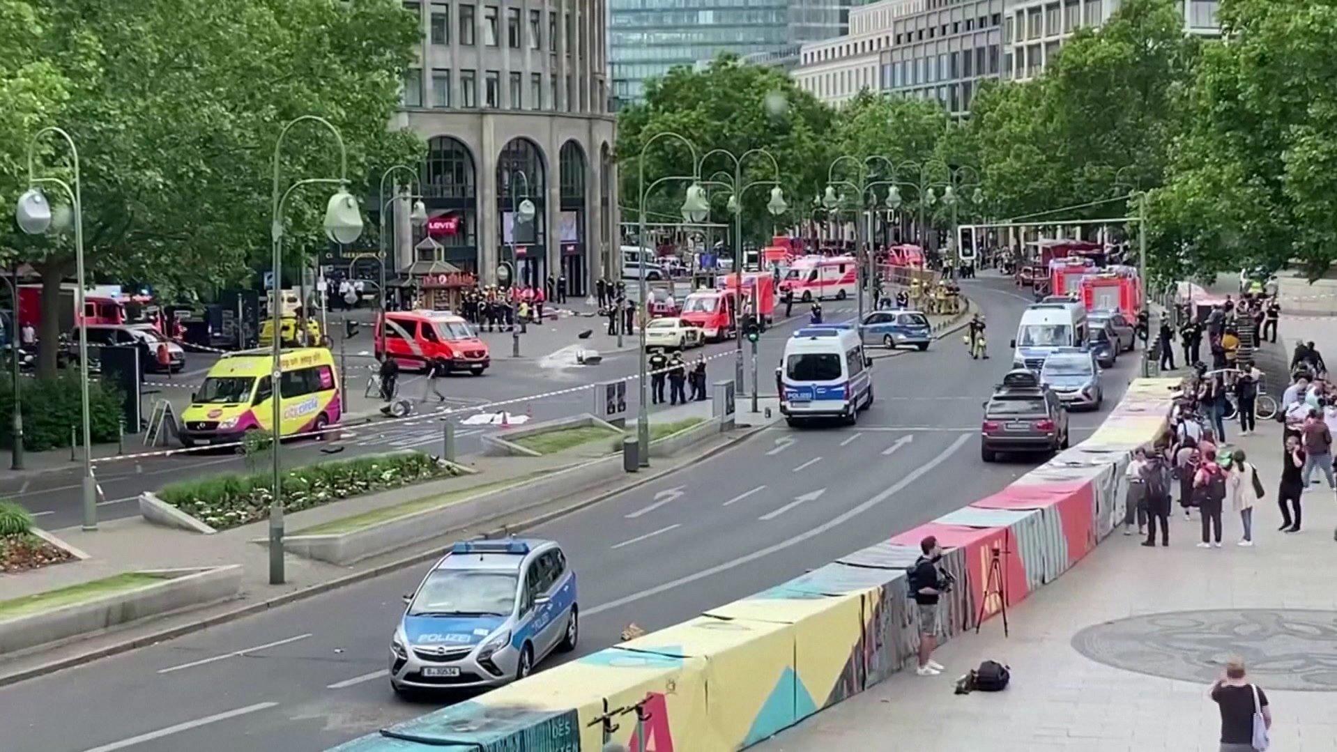 Am 8. Juni 2022 herrscht auf dem Kürfürstendamm in Berlin Ausnahmezustand, nachdem der Renault Clio in die Schulklasse gefahren ist.