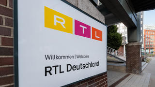 Am Gruner + Jahr-Verlagshaus am Baumwall hängt das Logo von RTL Deutschland.