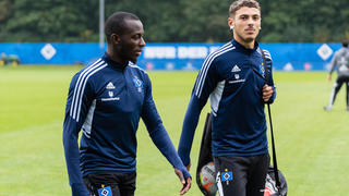  Jean-Luc Dompe Hamburger SV 27 und William Mikelbrencis Hamburger SV 2 Training Hamburger SV, Saison 2022/2023, 13.10.2022 -Pressefoto/Marcel von Fehrn Training Hamburger SV, Saison 2022/2023, 13.10.2022 Hamburg *** Jean Luc Dompe Hamburger SV 27 and William Mikelbrencis Hamburger SV 2 Training Hamburger SV, 2022 2023 season, 13 10 2022 Press photo Marcel von Fehrn Training Hamburger SV, 2022 2023 season, 13 10 2022 Hamburg. Copyright: xEibner-Pressefoto/MarcelxvonxFehrnx EP_MFN