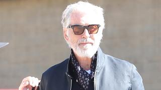 Der bärtige Pierce Brosnan, 69, zeigt sein "robustes" Aussehen mit weißem Rauschebart, als er mit seiner Frau Keely Shaye Smith, 59, nach einem Abendessen Lebensmittel einkauft.