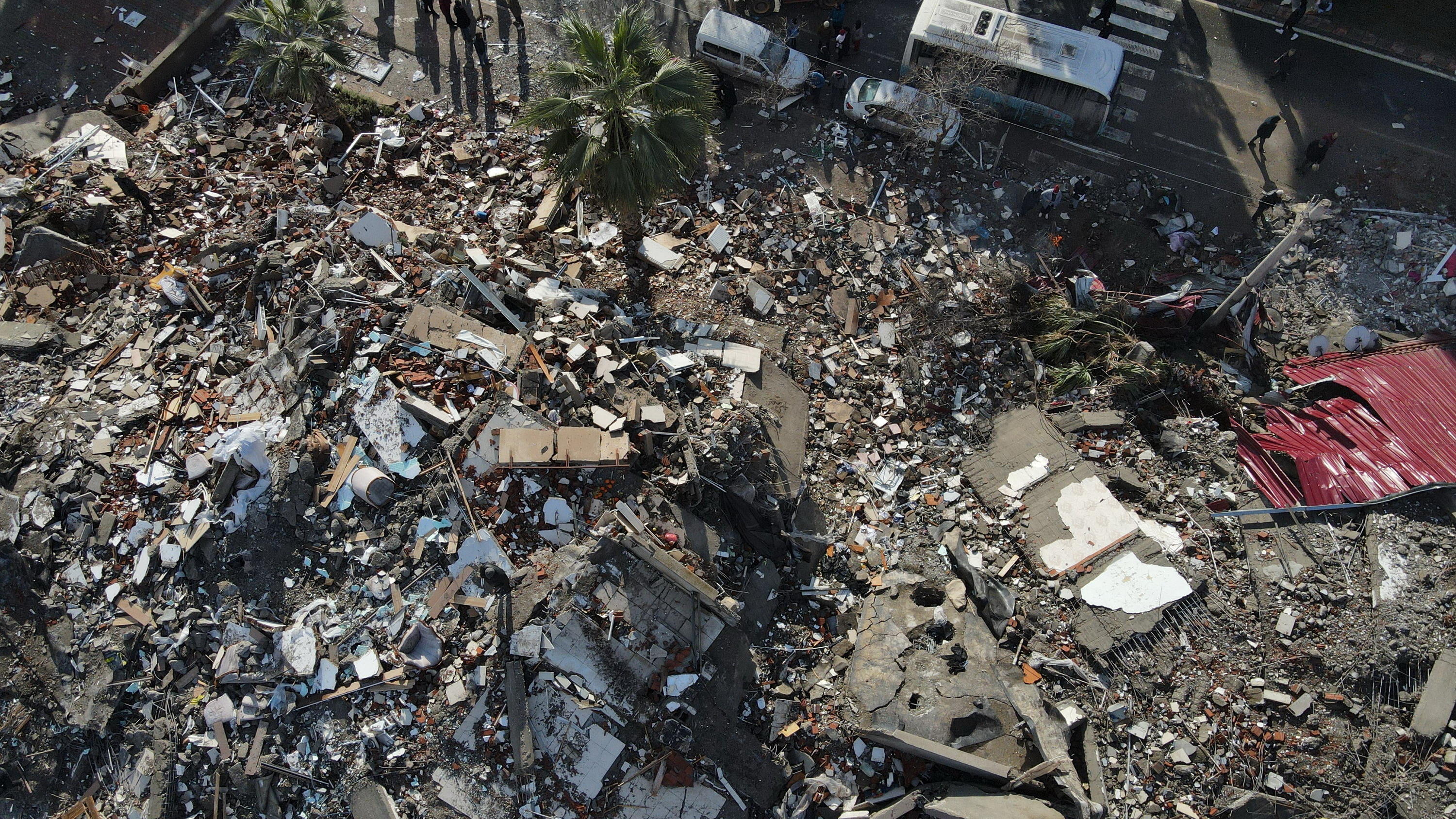 07.02.2023, Türkei, Kahramanmaras: Diese Luftaufnahme zeigt eingestürzte Gebäude. Rettungskräfte suchen weiterhin nach Überlebenden in den Trümmern tausender Gebäude, die durch ein starkes Erdbeben und mehrere Nachbeben, die die Osttürkei und das ben