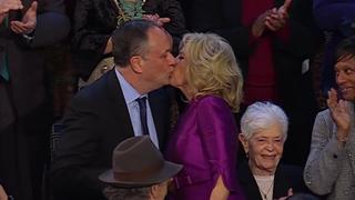 Zur Begrüßung küsst die First Lady den Second Gentleman - auf den Mund!