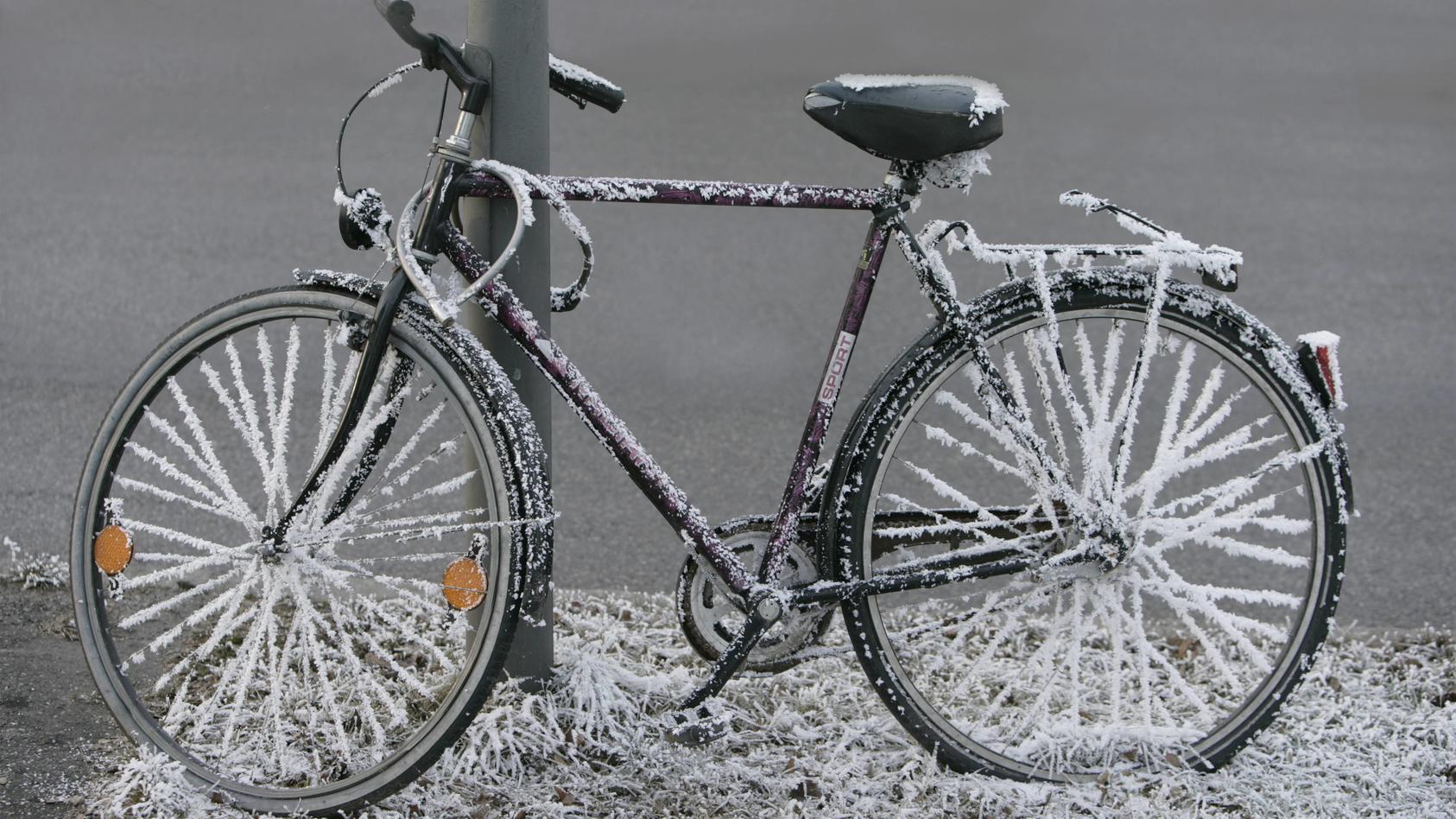 Fahrrad mit Frost überzogen