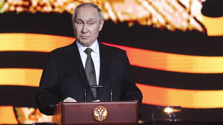 02.02.2023, Russland, Wolgograd: Wladimir Putin, Präsident von Russland, hält eine Rede während einer Gedenkfeier anlässlich des 80. Jahrestages des sowjetischen Sieges in der Schlacht von Stalingrad. 80 Jahre nach dem Sieg der Roten Armee über die Wehrmacht in der Schlacht um Stalingrad hat Kremlchef Wladimir Putin Deutschland vorgeworfen, sich erneut in einen Krieg mit Russland hineinziehen zu lassen. Foto: Uncredited/AP/dpa +++ dpa-Bildfunk +++