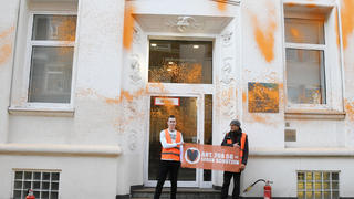 01.02.2023Am Morgen gegen ca. 10 Uhr haben zwei aus Bottrop stammende Klimaaktivisten die RWE Zentrale in Essen aus zwei Feuerlöschern mit Farbe besprüht. Die Polizei rückte an und stellte die Personalien fest. Es entstand hoher Sachschaden.
